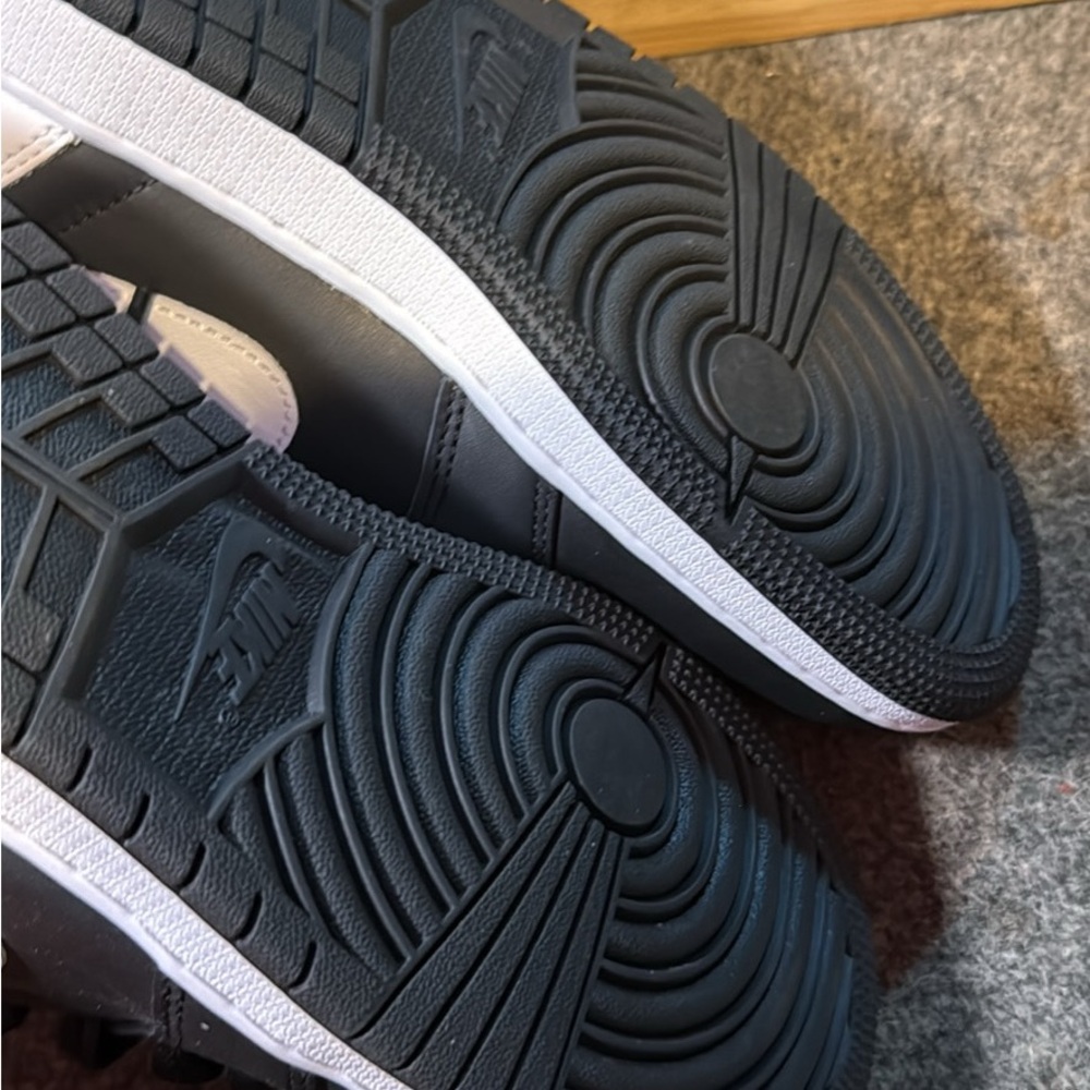 Nike Black and White Sneakers - Picture 7 of 7